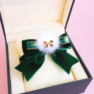 Feestelijke groene fluwelen kerststrik voor huisdieren met witte pompon en gouden hanger