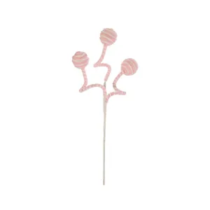 Detailaufnahme eines rosa-weiß gestreiften Plüsch-Weihnachtszweigs für den Baum