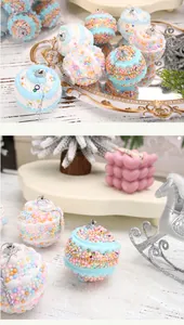 Primer plano de bolas de Navidad de espuma de 6cm color macarrón con cuentas coloridas