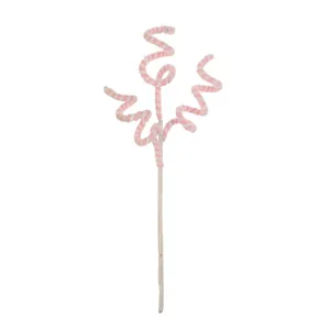 Detailansicht eines rosa-weiß plüschigen gedrehten Zweiges für DIY-Weihnachtsdeko