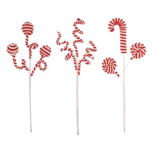 Detailansicht von rot-weiß gestreiften Plüsch-Weihnachtspfefferminz-Zuckerstangen-Stielen