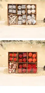 Sets de adornos navideños festivos en rojo y plateado en cajas de regalo de papel kraft