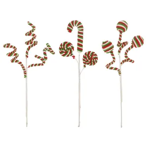 Nahaufnahme festlicher Weihnachts-Plüschstiele mit Zuckerstangenstreifen und Lutschern