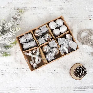 Set de caja regalo de adornos navideños con bolas plateadas, lazos y cajas