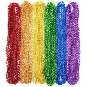 Cadenas de cuentas de plástico vibrantes de colores del arco iris para decoraciones.