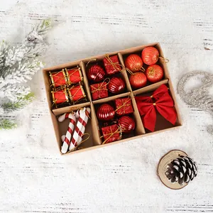 Set completo de adornos navideños en caja de papel kraft con bolas y lazos rojos