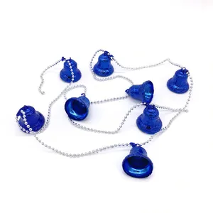 Detalle de guirnalda de campanas de Navidad azules con cadena de cuentas plata