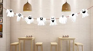 Halloween Cartoon-Geisterbanner Girlande in einem Café für festliche Dekoration