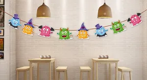 Bunte Cartoon Monster Banner Dekoration in einem gemütlichen Café für Halloween Party
