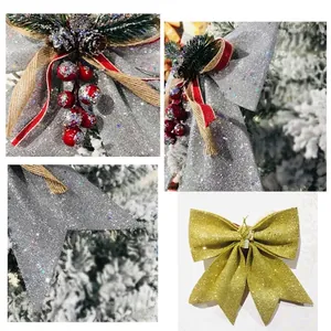 Dettaglio ravvicinato di un fiocco di Natale glitter argento con pigne e bacche rosse