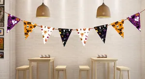 Festliche Halloween-Wimpelkette mit Geister- und Kürbismustern in einer modernen Café-Szene