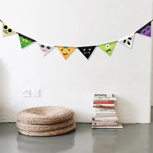 Nahaufnahme des bunten Halloween-Monsterbanners an einer weißen Wand