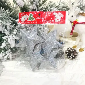 Nahaufnahme von silbernen Glitzerstern-Ornamenten in einer Weihnachtsverpackung