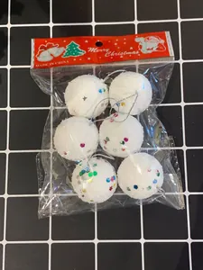 Detailansicht von 6 Schaumstoff-Weihnachtsschneebällen mit bunten Sternen in Verpackung
