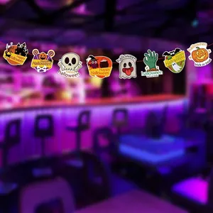 Bunte Halloween-Cartoon-Girlande, die in einer lila Themenparty-Bar aufgehängt ist