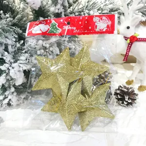 Nahaufnahme von goldenen Glitzerstern-Weihnachtsanhängern in festlicher Verpackung