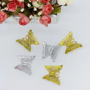 Set van gouden en zilveren holle plastic vlinderornamenten voor DIY kerstkransen decor