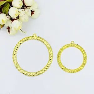 Gouden gedraaide plastic ringen voor kerstkransen en feestelijke decoraties DIY