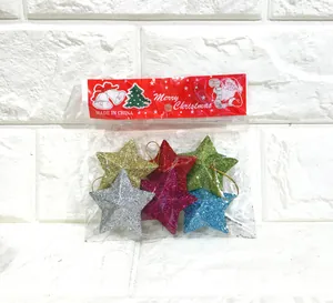 Nahaufnahme von glitzernden Weihnachtsstern-Ornamenten in verschiedenen Farben verpackt