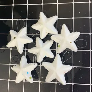 Weiße Schaumstoff-Weihnachtsstern-Anhänger mit Schneestruktur für den Weihnachtsbaum.
