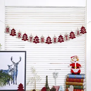 Λεπτομερής προβολή της γιρλάντας Merry Christmas με καρό χριστουγεννιάτικα δέντρα.
