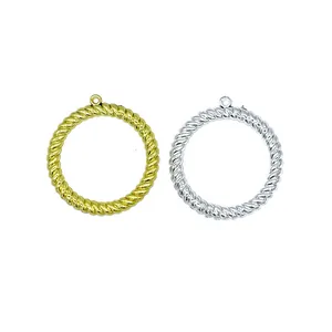 Gouden en zilveren gedraaide kerstkrans plastic ring ornamenten voor de vakantie