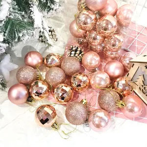 Palle di Natale oro rosa assortite con finiture glitterate e sfaccettate per decoro albero
