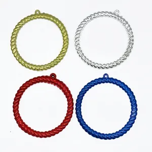Set van 4 gekleurde kunststof gevlochten ringen voor kerstkransen en decoratie