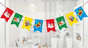 Vue détaillée de la guirlande de Noël colorée avec dessins animés pour décoration