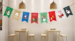 Vue détaillée de la guirlande de fanions de Noël colorés suspendue dans un cadre intérieur