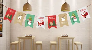 Vue détaillée d'une guirlande de Noël festive en papier sur un mur de briques blanches
