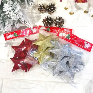 Set mit drei glitzernden gold- silber- und roten Weihnachtsstern-Ornamenten im Paket