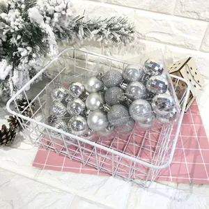 Vista dettagliata delle palline di Natale argento da 4 cm con finiture miste in un cesto