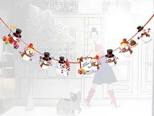 Détail d'une banderole de Noël avec des bonshommes de neige pour la décoration