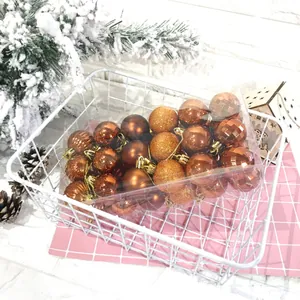 Set di 24 palline di Natale color rame con finiture assortite in un cesto di filo