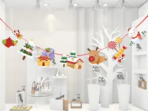 Détail d'une banderole de Noël colorée avec renne, bonhomme de neige et sapin.