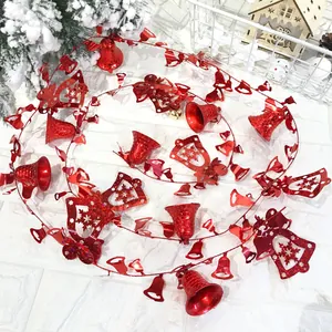 Ghirlanda natalizia con campanelle rosse e fiocchi di neve per albero e vetrine