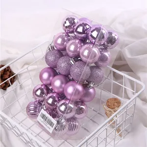Set di 36 palline di Natale viola da 4 cm con varie trame esposte in un cestino metallico