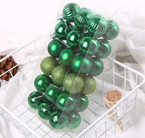 Vista dettagliata di un set di palline di Natale verdi da 4 cm in varie finiture lucide e opache