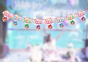 Vue détaillée d'une guirlande festive avec motifs ballons et boîtes cadeaux pour décoration