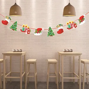 Détail d'une guirlande de Noël en papier avec des icônes festives colorées sur un fil