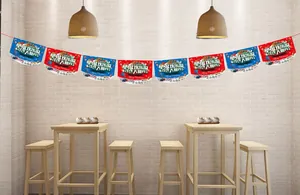 Vue détaillée de guirlandes de Noël rouges et bleues dans un décor de café chaleureux