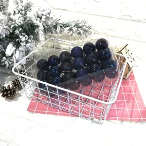 Set di palline di Natale blu e nere da 4 cm in un cestino di filo bianco per albero