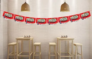Guirlandes décoratives de Noël en papier avec motifs de dessins animés dans un café moderne.
