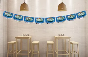 Une vue de près de bannières de Noël en papier suspendues dans un café cosy.