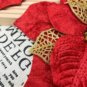 Gros plan détaillé montrant la texture en velours rouge et les paillettes d'or de la fleur