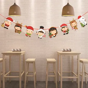 Bannière de Noël en papier suspendue dans un café pour une déco de fête