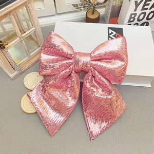 Detailansicht einer großen rosa Pailletten-Weihnachtsschleife mit Perlglanz-Effekt