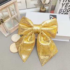 Detailansicht einer großen goldenen Pailletten-Weihnachtsschleife für festliche Dekoration