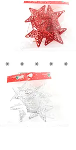 Vue détaillée des ornements d'étoiles de Noël de 8 cm en rouge et argent dans l'emballage.